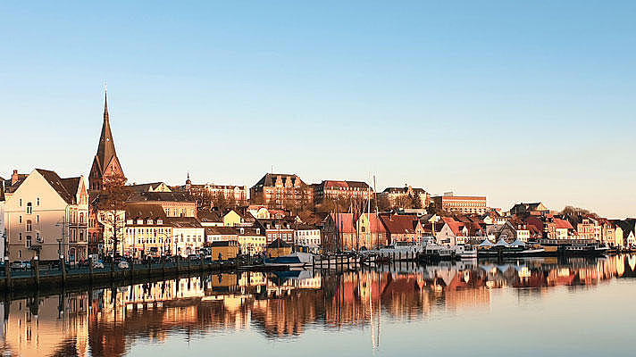 Panoramabild der Westseite des Hafens Flensburg.