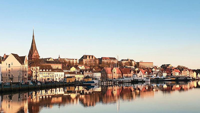 Panoramabild der Westseite des Hafens Flensburg.