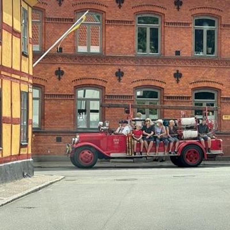 Feuerwehrauto, auf dem Menschen sitzen, in Ystad