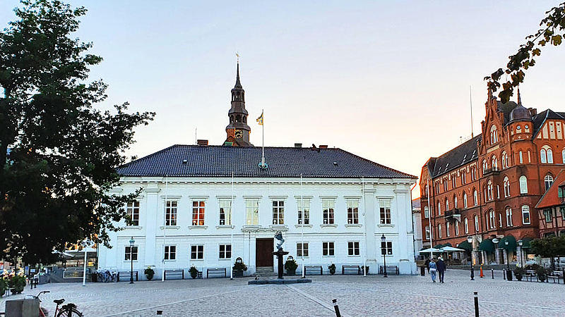 Marktplatz von Ystad mit dem alten Rathaus.