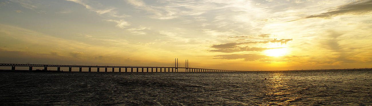 Öresundbrücke zwischen Malmö und Kopenhagen mit der Abendsonne.