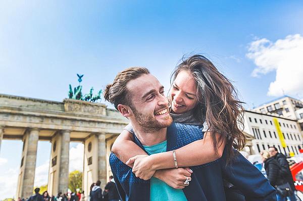 Ein Pärchen umarmt sich vor dem Brandenburger Tor