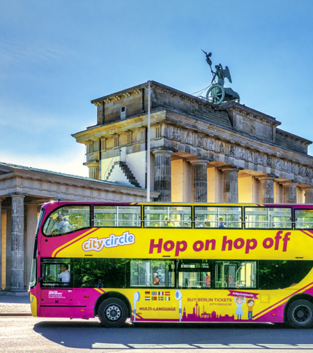 Ein Hop on Hop off Bus vor dem Brandenburger Tor