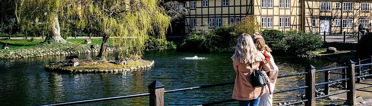 Zwei Menschen gucken auf den Teich in Ystad