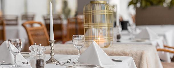 Ein gedeckter Tisch im Restaurant Ruiani im Grand Hotel Binz