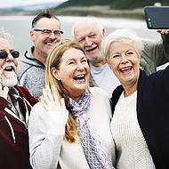 Eine Gruppe von Rentnern macht ein Selfie bei einer Gruppenreise
