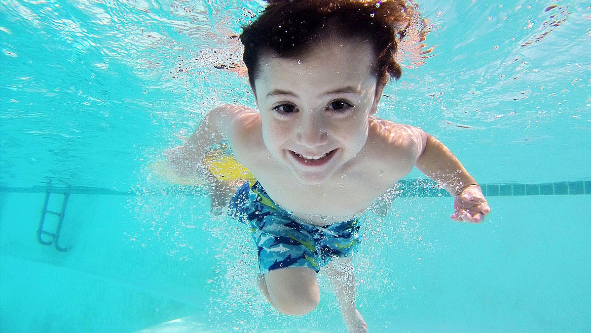 Child dives under water in the thermal bath Jasmund.