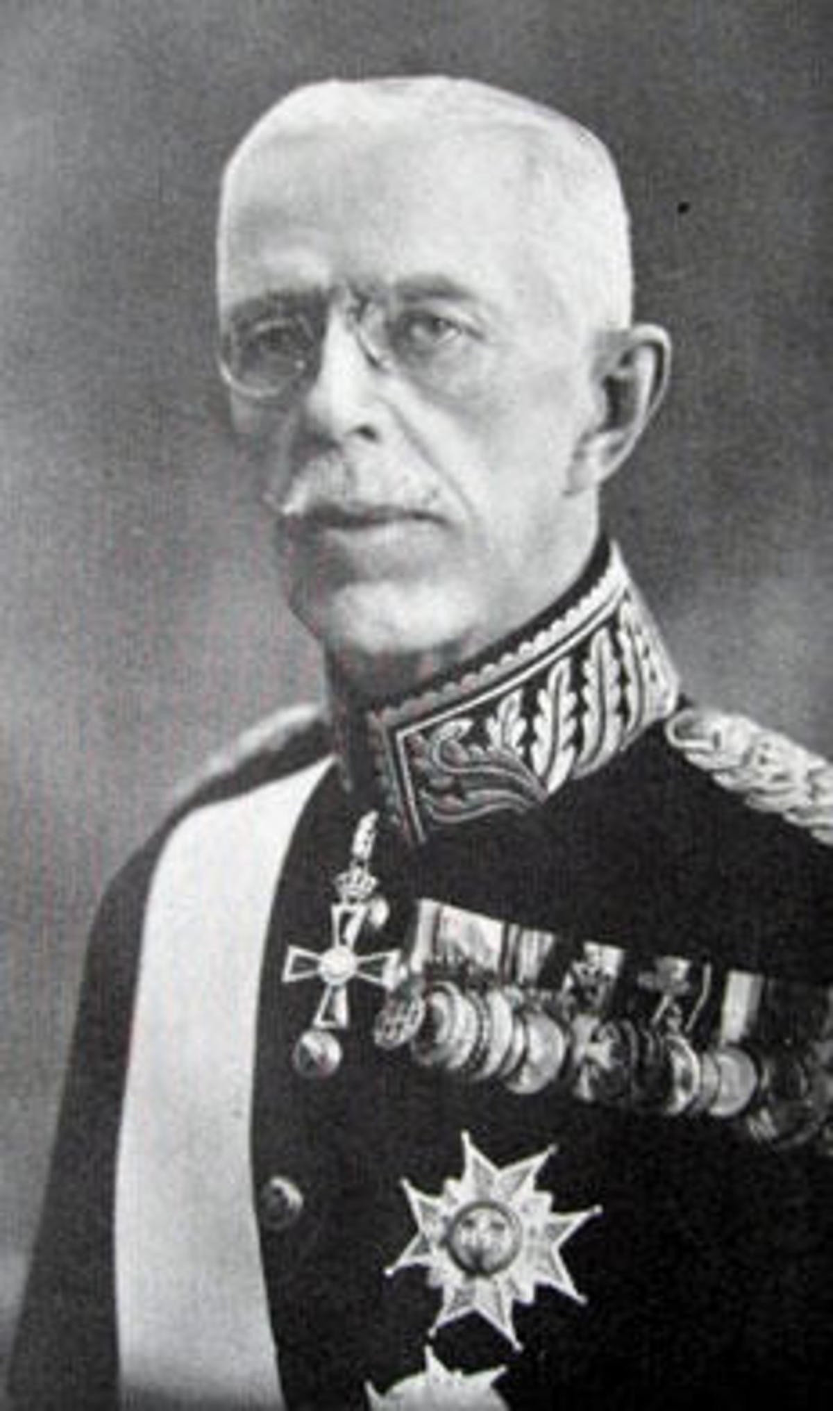 Schwarzweiß-Bild von König Gustav V. von Schweden.