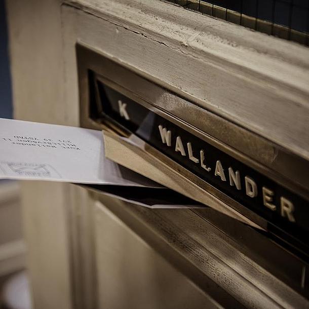 Brief wird in Kurt Wallanders Briefkasten geworfen