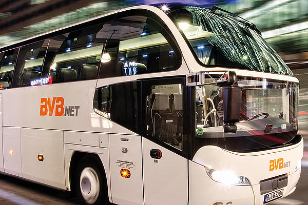 Ein Bus des Unternehmens BVB bei Nacht