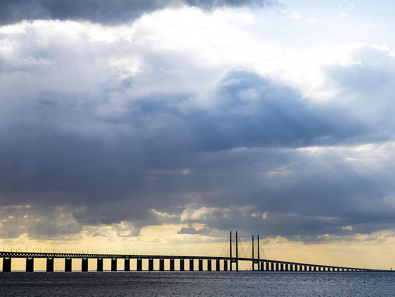 Most Oresund między Malmö a Kopenhagą z załamującymi się promieniami słońca.
